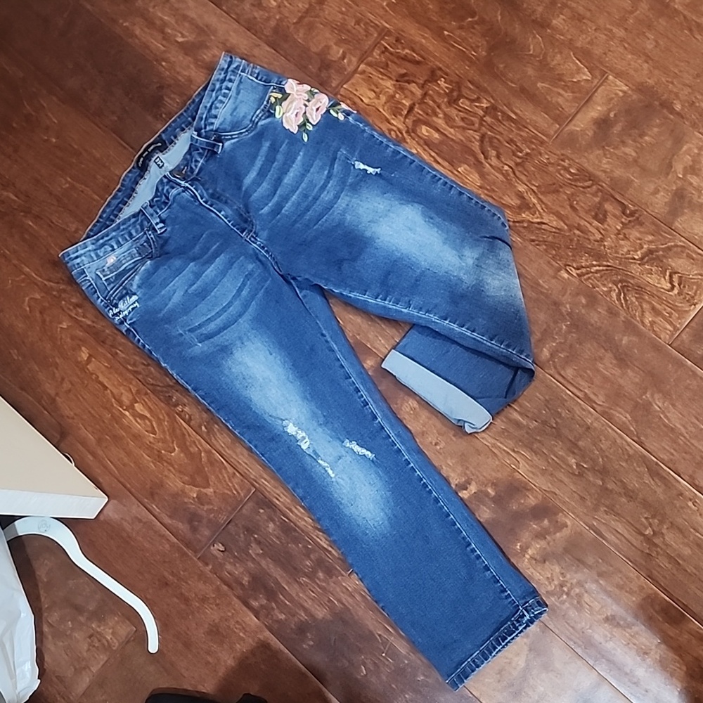 Embroidered capri/crop jeans